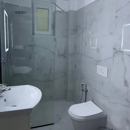 Theranda Tirana